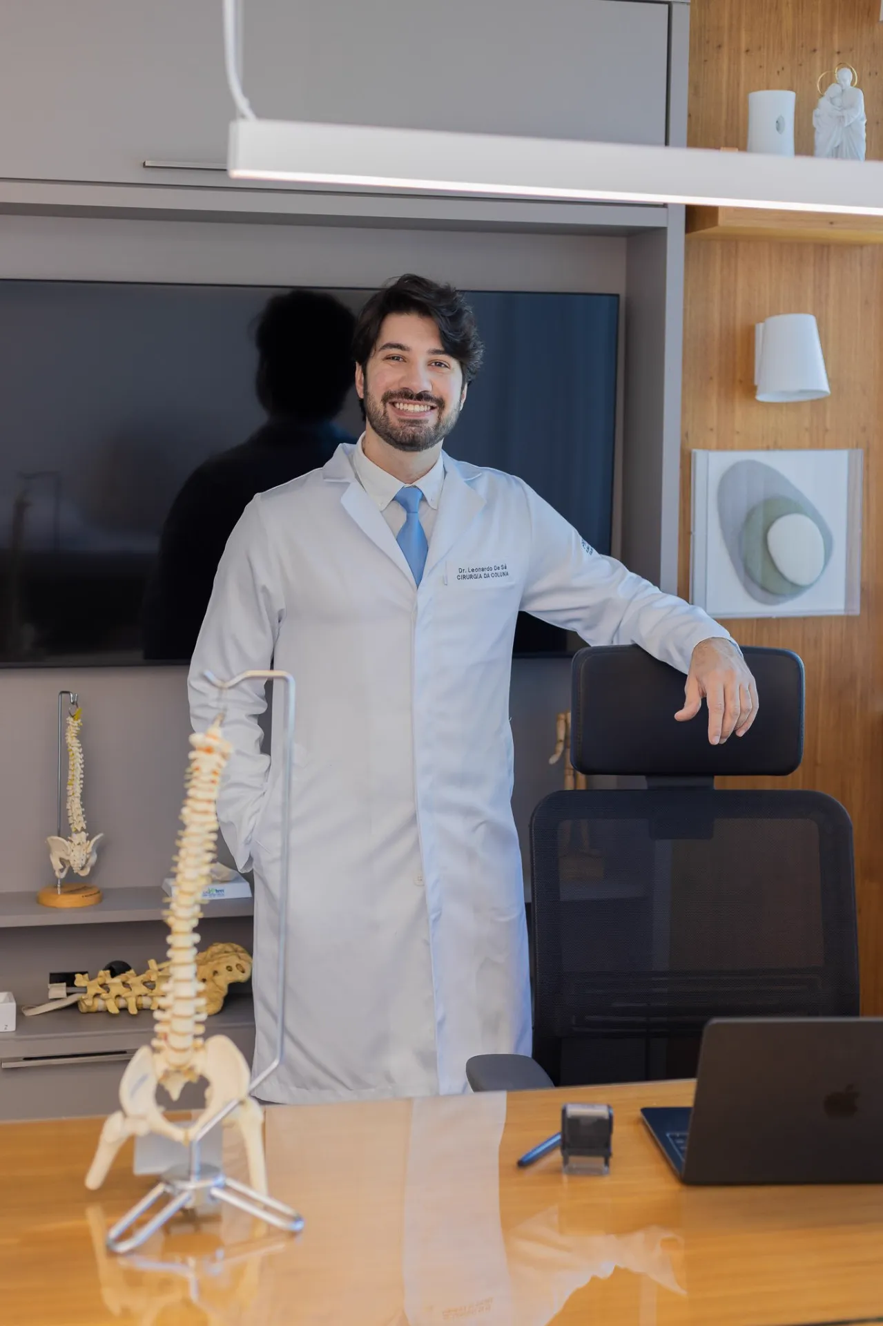 Dr. Leonardo de Sá em seu consultório