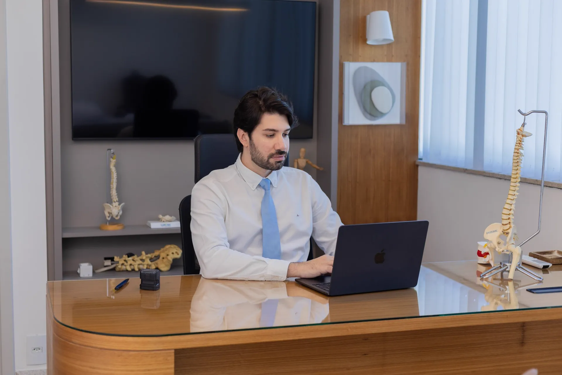 Dr. Leonardo de Sá em consulta